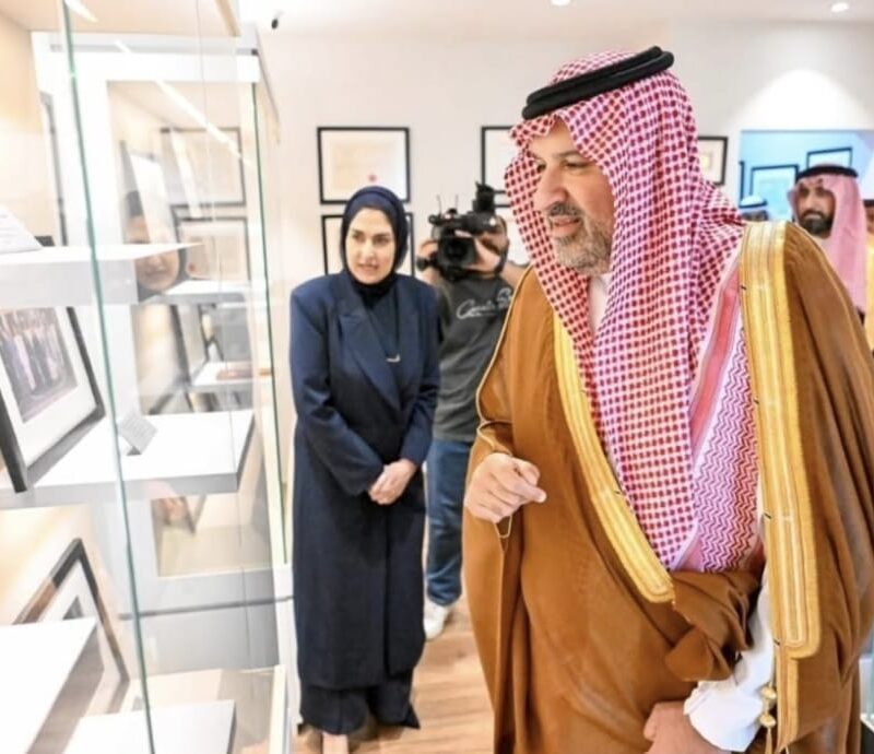 سمو المستشار الخاص لخادم الحرمين الشريفين يزور دارة محمد جابر الأنصاري للفكر والثقافة